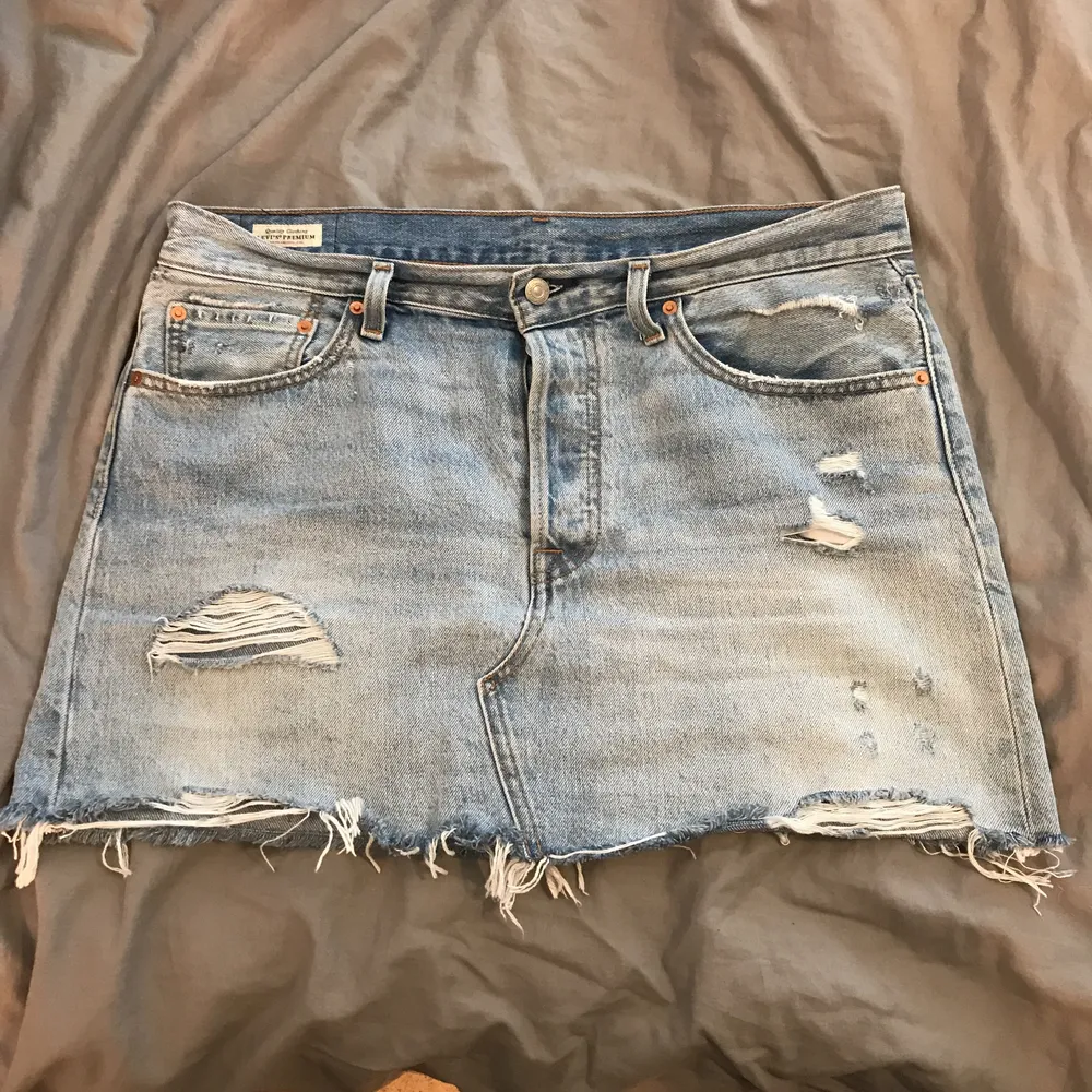 Levis Deconstructed Skirt. Använd max 5 gånger därav gint skick! Säljer för 500kr inklusive frakt!!. Kjolar.