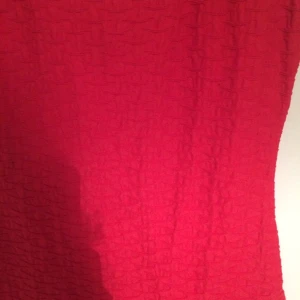 Röd klänning i gott skick. - Röd klänning i gott skick.