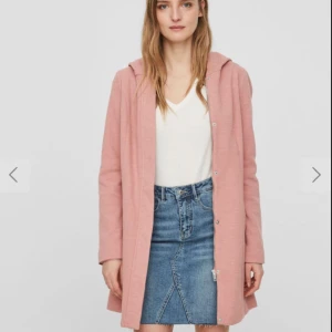  - Nypris:600 Du står för frakten Denna är jätte mysig och skön höst kappa med en stor luva. Använd ett får tal gånger men den ser helt ny ut