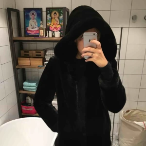  - En mysigt pälsjacka (fake päls) i färgen svart! Perfekt till hösten/vintern! Tjockt material, kan posta eller möttas upp på Södermalm (nypris 700kr) (köparen står för frakten) 