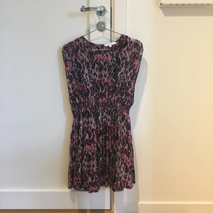  - Söt klänning från IRO. Nyskick, aldrig använd. Kan mötas upp i kungsbacka eller posta, köparen står för frakten.