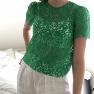  - Spetstopp från zara med lätt puffiga ärmar, aldrig använd, kan mötas upp i Malmö eller Lund annars tillkommer fraktpris