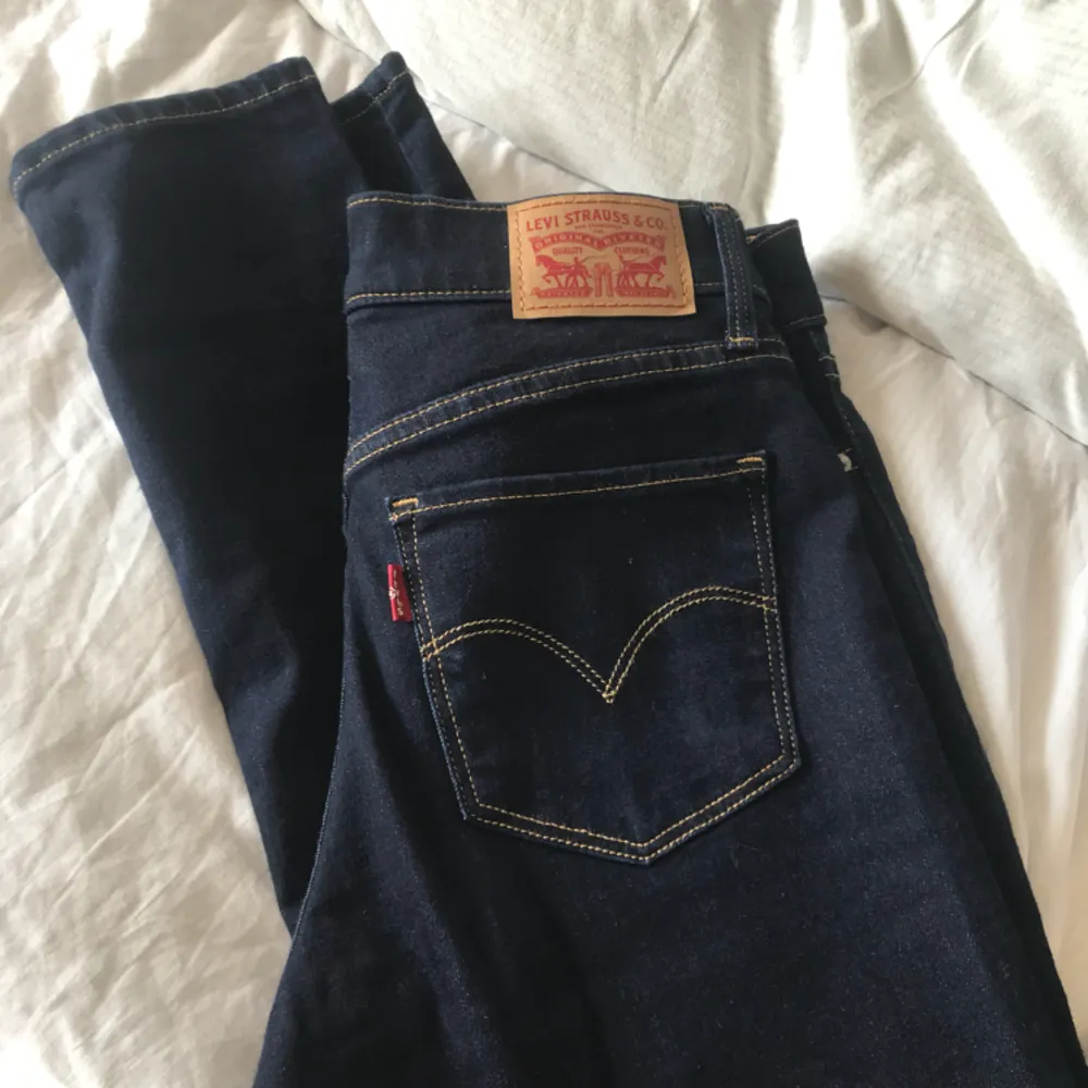 Helt nya mörkblåa Levis jeans i storlek w25. Modellen heter ”311 shaping skinny”. Jeans & Byxor.