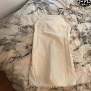  - Vit denim klänning från weekday Använd 1 gång.  Vid frakt är det köparen som står för frakten 