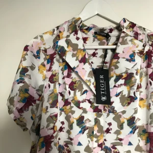  - Klänning från Tiger, aldrig använd och lappen sitter kvar. Möts upp i Sthlm eller skickar mot fraktkostnad. 