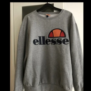  - Ellesse tröja i fint skick  Pm för fler bilder