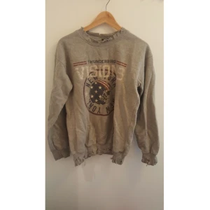  - Tröja från bikbok Frakt: 58kr