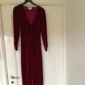  - Storlek S. Från Nly Eve. Golvlång modell med slits och generös urringning. Den perfekta festklänningen! Endast använd två gånger så den är som ny. 94% polyester 6% elastan.