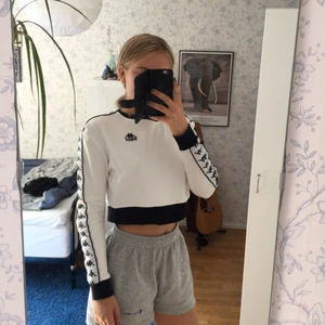  - Helt ny och oanvänd kappa tröja från Australien. Köpt för 600kr men används ej!