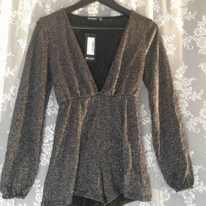  - Oanvänd jumpsuit från Nastygal.  Kan mötas upp i sickla, Högdalen eller Stockholm. Kan även fraktas om köparen står för den kostnaden 🤗