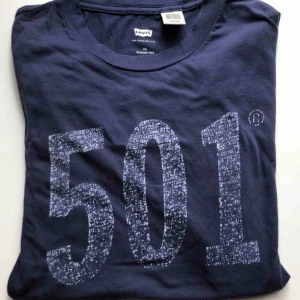  - Oanvänd mörkblåt-shirt från märket Levis, frakt är inkluderat i priset