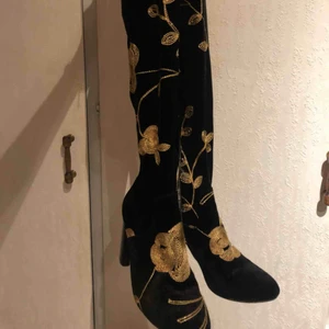  - Sjukt vackra stövlar från Ivyrevel i strl 38, i nyskick! Inget slitage och helt rena. Sammet med guldbrodyr