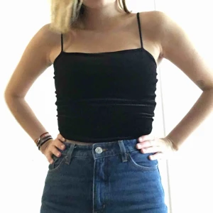  - Svart sammets-linne från Gina tricot som aldrig är använt. Står S i men skulle mer värdera det som ett xs-linne. Fraktar för 18kr eller möter upp i Malmö/Lund