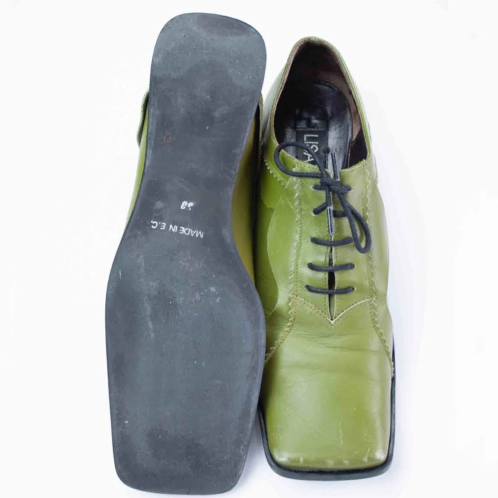 Vintage 90s Y2K leather square toe lace up shoes in deep green size EUR 38 Some signs of wear (scratches and scuffs) SIZE Label: 38 EUR, feels true to size but maybe can also fit 38.5 EUR Model: 173/39 shoes Measurements: foot: 26 cm foot width: 9 cm. Skor.