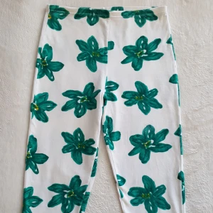  - Vintage vita cykelbyxor med gröna blommor på. Står ej storlek men uppskattar till ca S/M. Kan skickas om köparen står för fraktkostnaden som då blir 36kr.