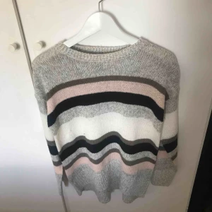  - Randig stickad tröja köpt på ASOS, aldrig använd. Möts upp i Uppsala 