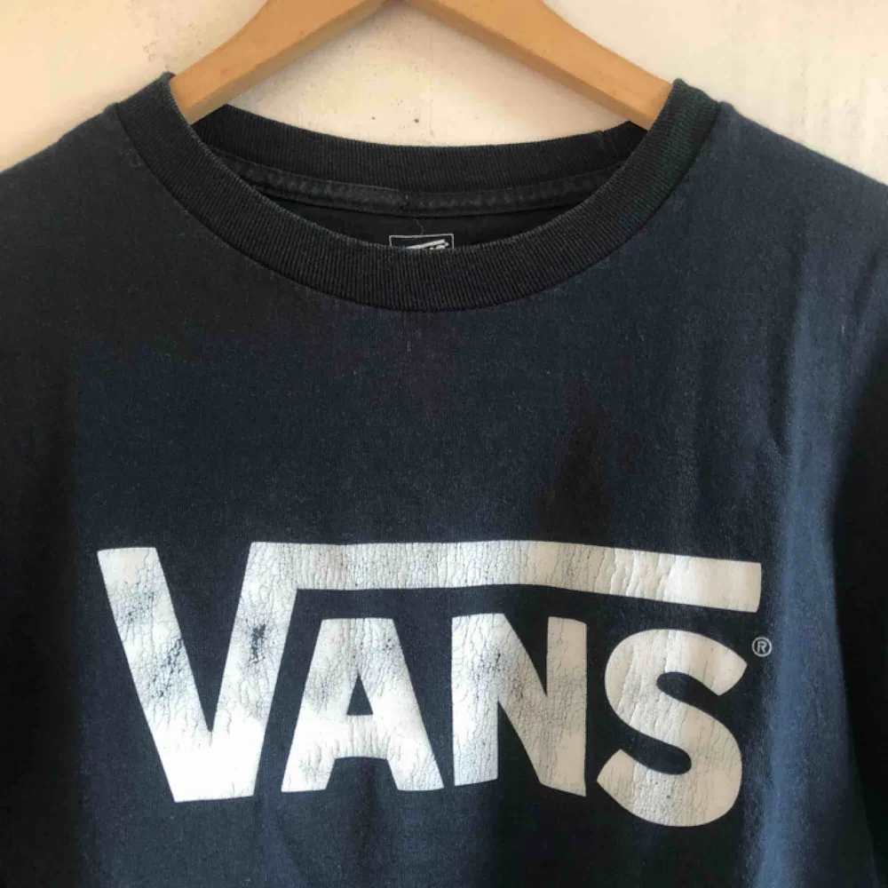 Ball tröja från Vans. Köpt 2hand. Herrstorlek M. 💕kolla gärna på allt annat jag säljer💕. T-shirts.