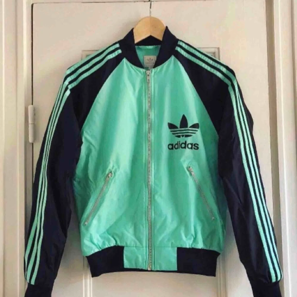 En bomberjacka från Adidas. Storlek 38/medium, damstorlek. Skick: 8/10. Levereras nytvättad. Finnes på Södermalm, Stockholm. Kan postas men då står Du för frakten, (79kr). Mvh Marija . Jackor.