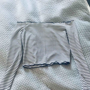  - Randig off shouldertop, använd ett fåtal gånger