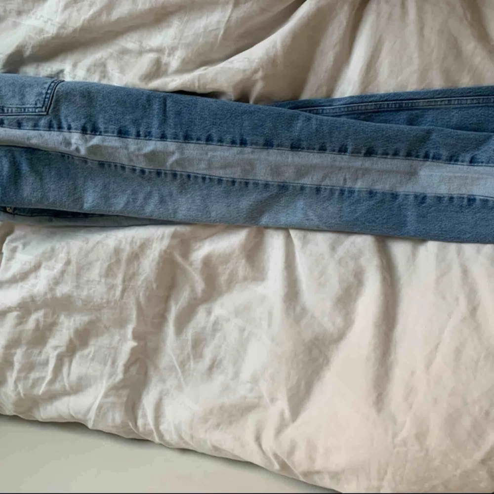Säljer ett par helt nya jeans från NA-KD som tyvärr aldrig använts. För stora för mig, skulle nog passa en 34 perfekt!. Jeans & Byxor.