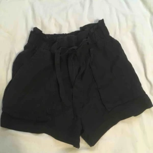  - Svarta shorts från hm i strl 36, knytdetalj i midjan samt fickor fram. Supersköna och sjukt snygga, hade haft kvar om de fortfarande passade! Hämtas upp i Umeå men kan också fraktas gentemot att köpare betalar frakt!