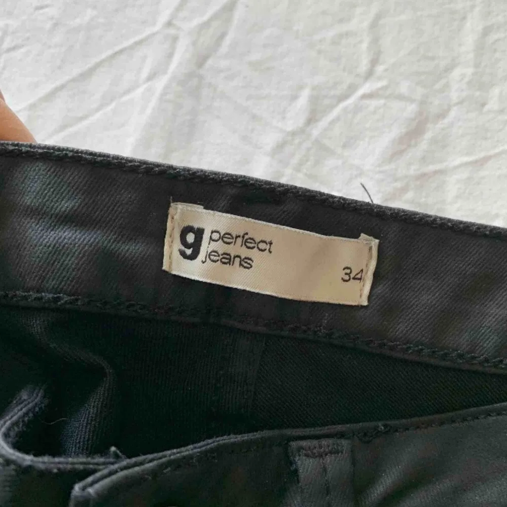 Svarta skinnbyxor från Gina tricot i storlek 34/XS. Knappt använda och köpta för 599kr, som nya.. Jeans & Byxor.