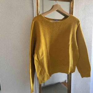  - Senapsgul tröja från COS!! Den är i strl M men skulle nog även passa den som oftast när strl S. Passar superbra ihop med ett par svarta/vita/blåa jeans! Köparen står för frakten <3