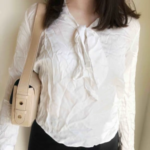  - Blus från gant( ganska skrynklig på bilden för att den legat i en kartong vikt) jätte fin när man stryker!💕