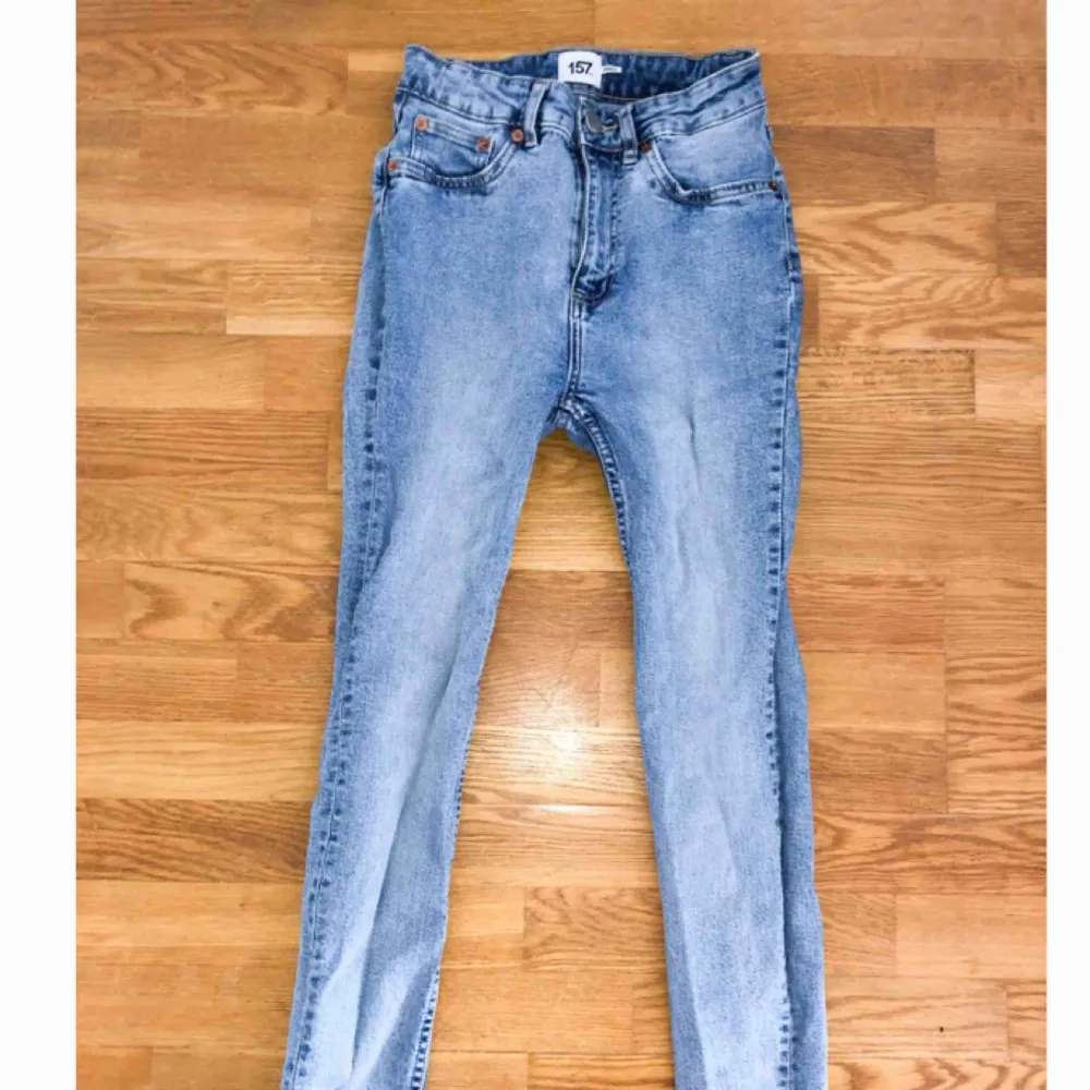 Jeans med fransar i benen ifrån Lager 157. Storlek M/S stretchigt material. Knappt använda.. Jeans & Byxor.