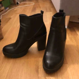  - Höga stövletter i nyskick Från Bershka. Endast provade.