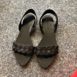  - Svarta sandaler, sparsamt använda Storlek 37 Från ett djurfritt/rökfritt hem Skickas runtom i Sverige, inga returer, säljes i samma skick som foton ovan.