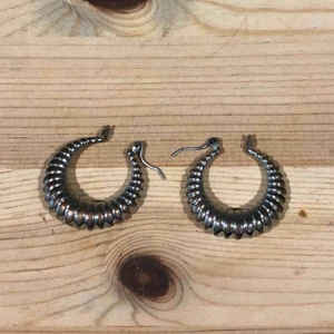  - Fina lätta silvriga örhängen! Minns ej var jag köpte💍