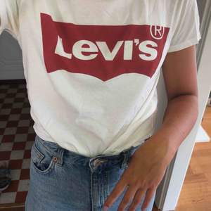 Den ikoniska Levi’s tshirten i storlek S. Knappt använd. Frakt tillkommer!