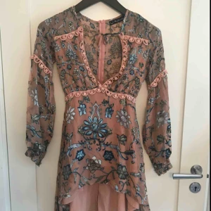  - Klänning från For Love and Lemons säljes pga kommer ej till användning, superfint skick som nytt. Fin till sommaren och semestern💓🌸