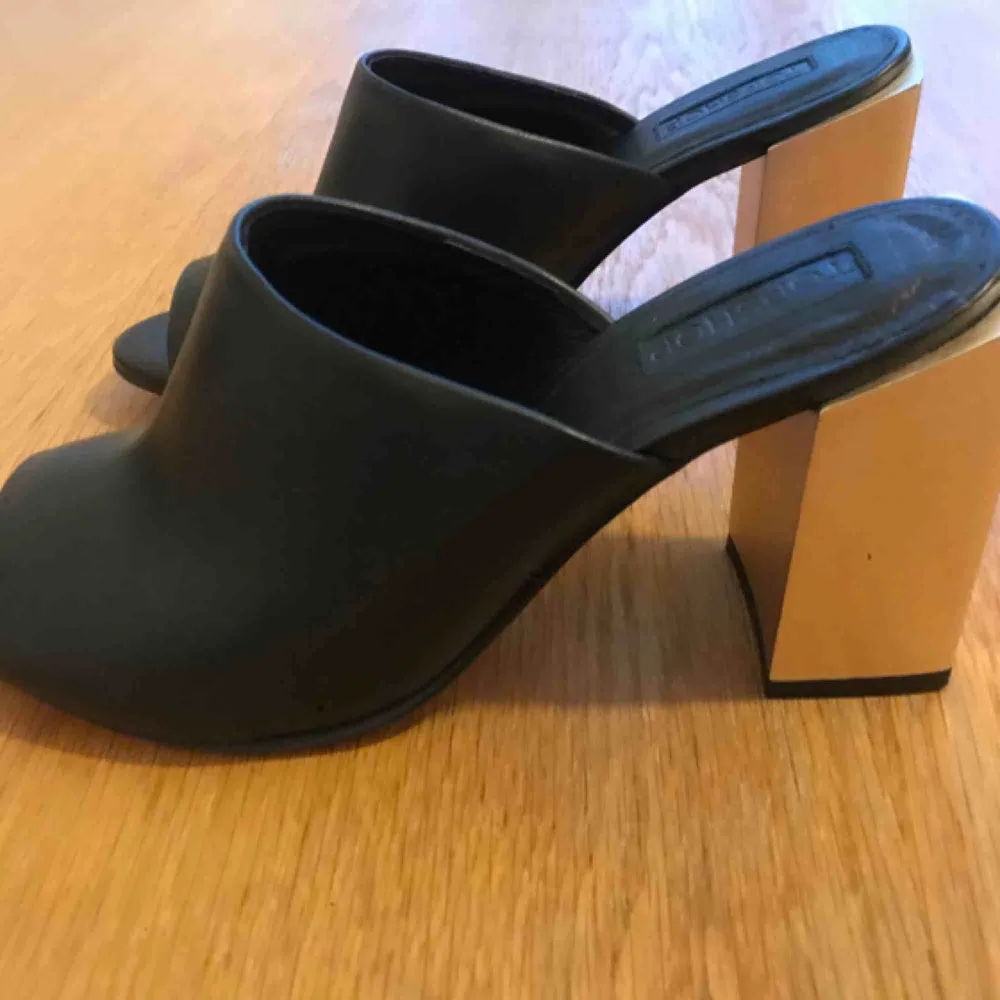 Brand New Topshop black leather mules with brushed matt gold block heel- size 38 :) Perfect condition but no box . Skor.