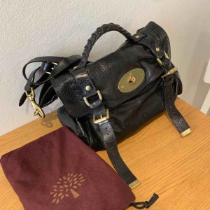  - Mulberry Alexa. 100% äkta, kvitto finnes. Små repor som alltid uppstår vid användning på läsplattan, annars väldigt bra skick! Dustbag följer med