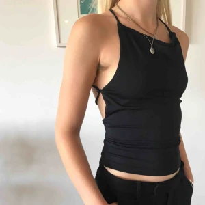  - Svart topp med öppen rygg och snörning