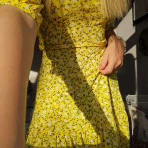 - En jätte fin klänning ifrån prettylittlethings som bara är använd en gång, så kvalitén är som ny! Köparen betalar frakten❤️🥰