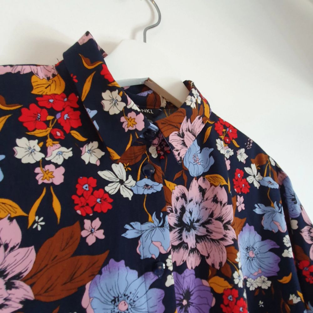 Blommig skjorta, oanvänd! Är märkt som XS men är oversized även på en som bär storlek S. Hänger jättefint!🌻  Sthlm/örebro/skickas. Skjortor.