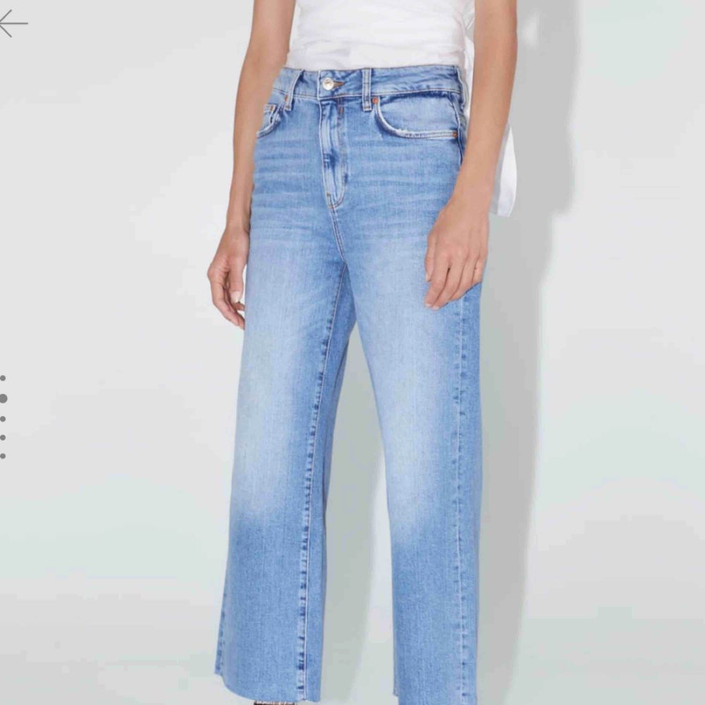 Straight leg/culotte jeans från zara. Använda tre gånger och säljer pga stor storlek, de stretchades ut mycket efter jag använde dessa så kan ej ha dom längre, innan kändes de som strl 38 men nu 40. Frakten inräknat i priset❤️ original pris: 400. Jeans & Byxor.