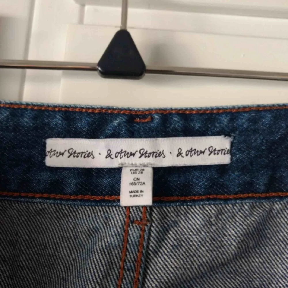 Utsvängda jeans från & other stories. Ingen strech. Mörkblå denim. . Jeans & Byxor.