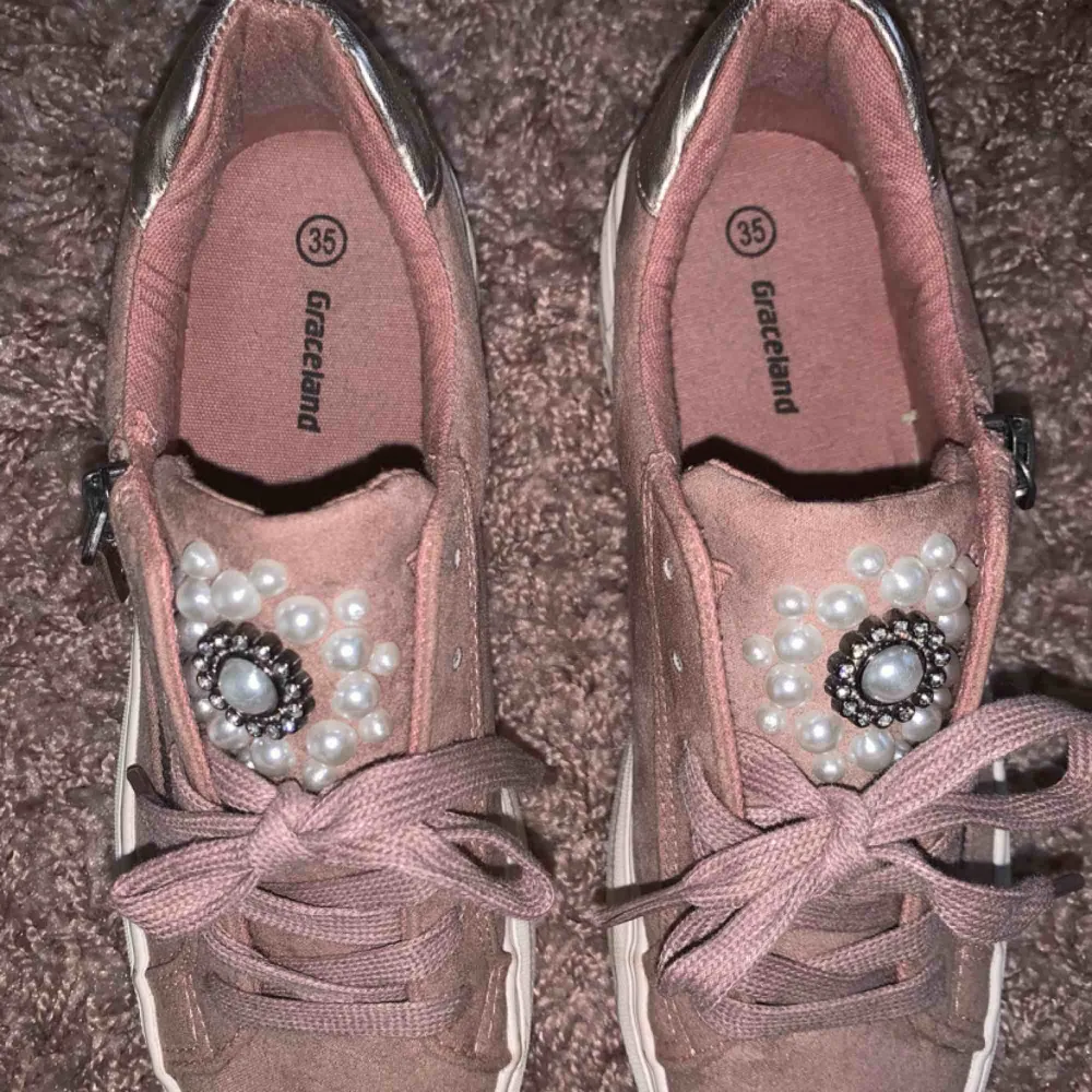 Jättefina rosa skor med detalj i fram. Skor.