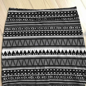  - Snygg partkjol med mönster. Tubkjol i bomull som sitter stretchigt och snyggt! Perfekt till festen!🎉