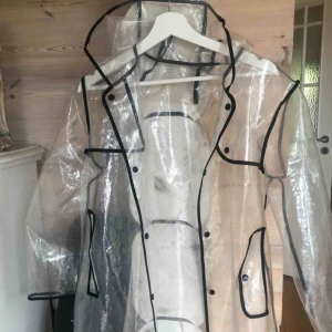  - Ascool regnjacka köpt på secondhand. Den saknar dessvärre knappen på högra ”fickan” och har en liten reva där. Annars är den i gott skick.   Köparen står för frakt :) 