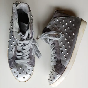  - Häftiga, unika skor från Brasilien, silvriga med metalltaggar.   Storlek: 38