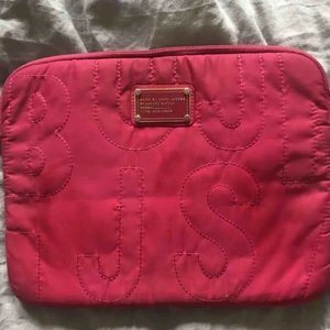  - Marc by Marc Jacobs datorfodral, passar 13 tums! Använd men i bra skick. Äkta 