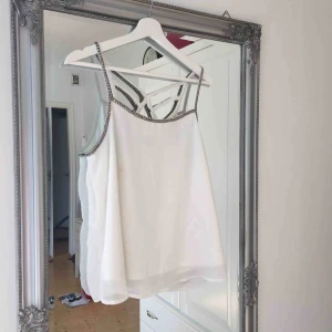  - Snygg fest topp som tyvärr gått sönder lite (se sista bild) i tvätten, annars är den sparsamt använd. Frakt tillkommer🌸