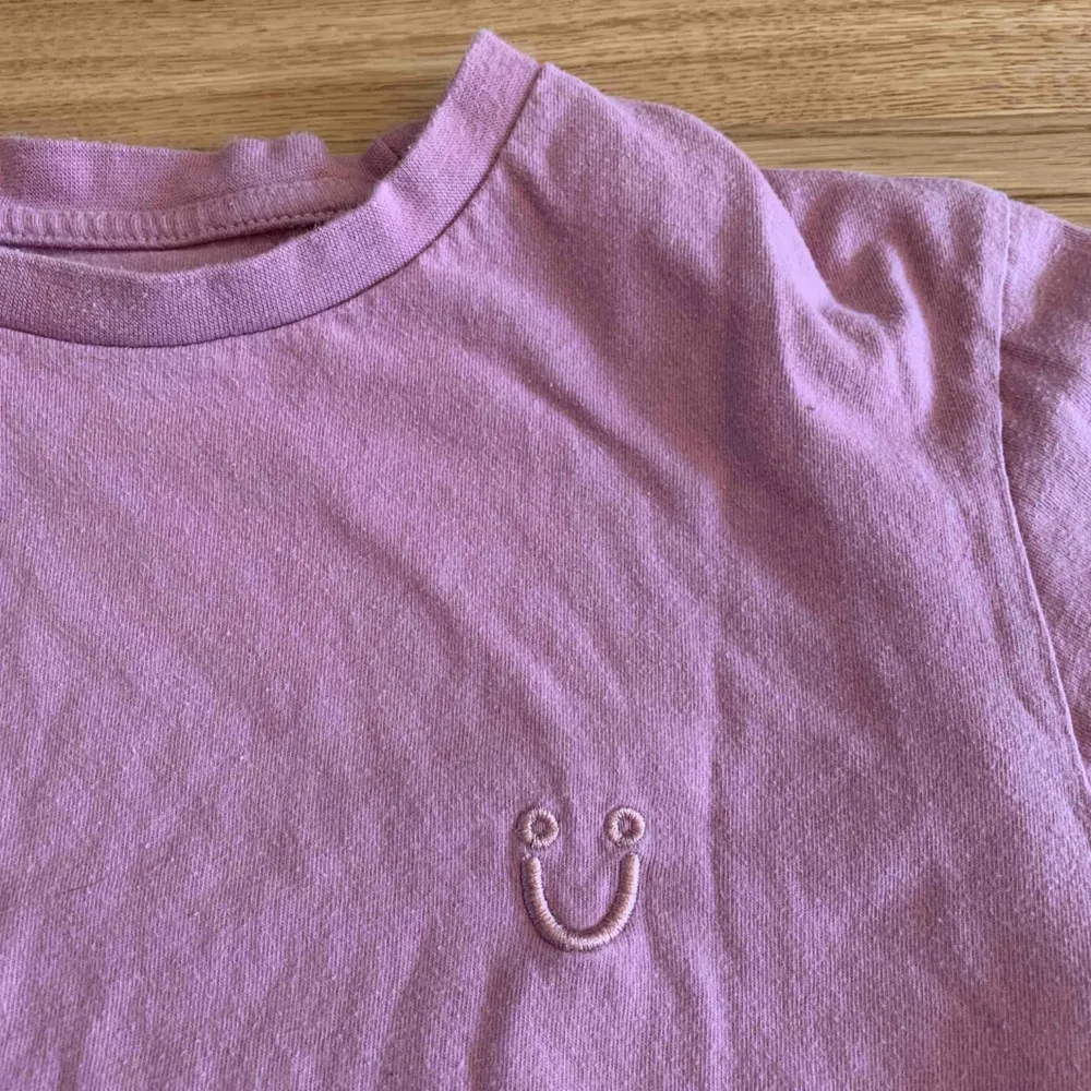 Polar skate co. rosa t-shirt med broderad smiley 🙂frakt 50kr🙃. T-shirts.