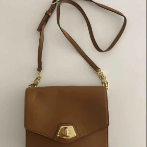  - Snygg axelremsväska från Nine West, använt ett fåtal gånger. Hämtas i Malmö eller skickas om köparen står för frakt. 