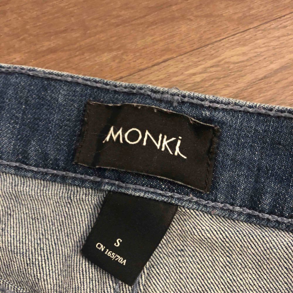 Stentvättade jeansshorts ifrån Monki, använda två gånger så i nyskick!. Shorts.